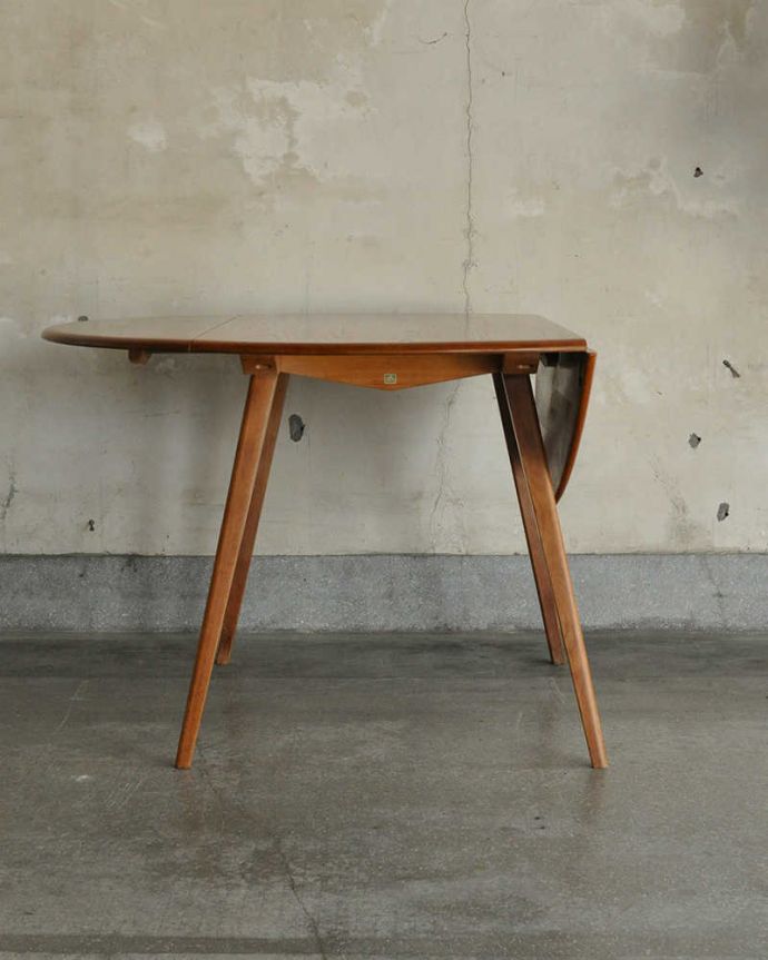 アーコールの家具　アンティーク家具　アーコール（ERCOL）のヴィンテージテーブル、北欧スタイルに似合うドロップリーフテーブル。片方だけ開いても･･･リーフは片方ずつ広がるので、3WAYで使えます。(k-1805-f)