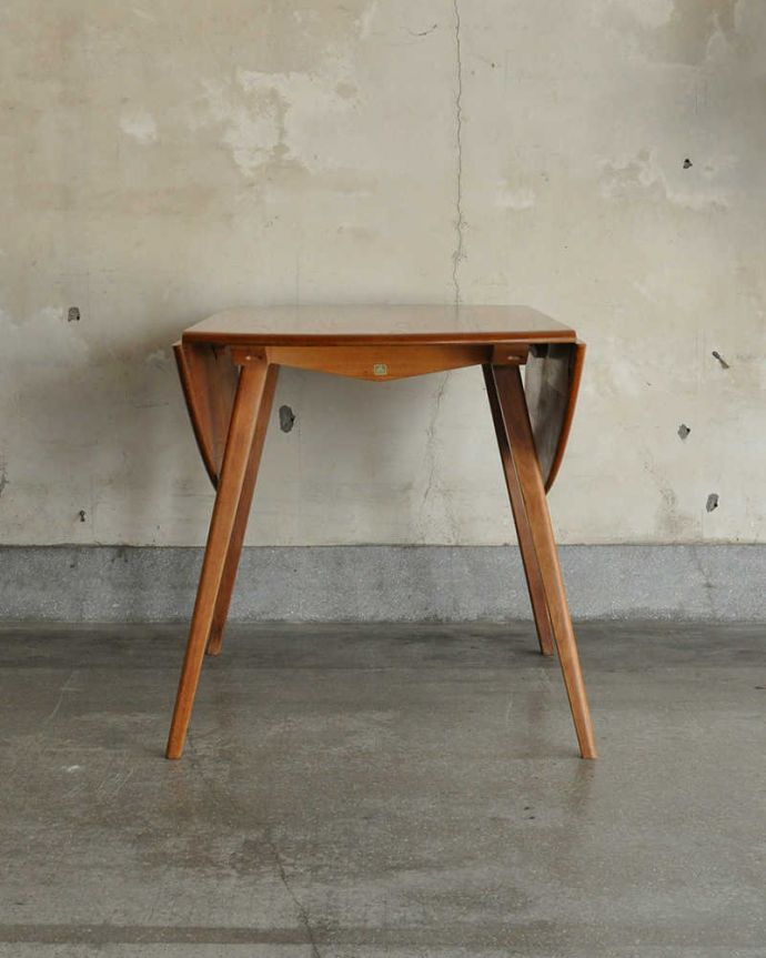 アーコールの家具　アンティーク家具　アーコール（ERCOL）のヴィンテージテーブル、北欧スタイルに似合うドロップリーフテーブル。横から見てもステキ使わないときは、たたんで壁につけておけば、お部屋が広く使えます。(k-1805-f)