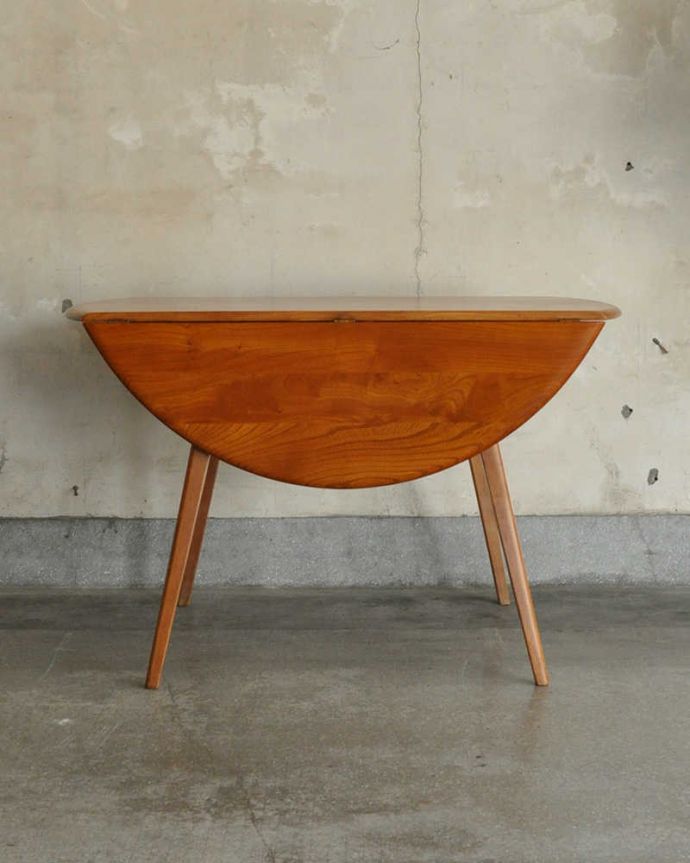 アーコールの家具　アンティーク家具　アーコール（ERCOL）のヴィンテージテーブル、北欧スタイルに似合うドロップリーフテーブル。クルッと回転畳んで壁に付けると印象が変わります。(k-1805-f)