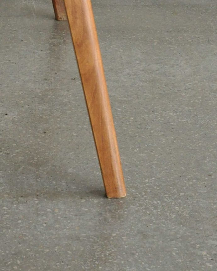 アーコールの家具　アンティーク家具　アーコール（ERCOL）のヴィンテージテーブル、北欧スタイルに似合うドロップリーフテーブル。持ち上げなくても移動できます！Handleのアンティークは、脚の裏にフェルトキーパーをお付けしていますので、持ち上げなくても床を滑らせて移動させることが出来ます。(k-1805-f)