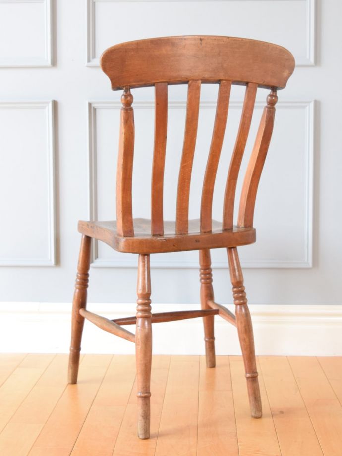 アンティークチェアの後ろ姿