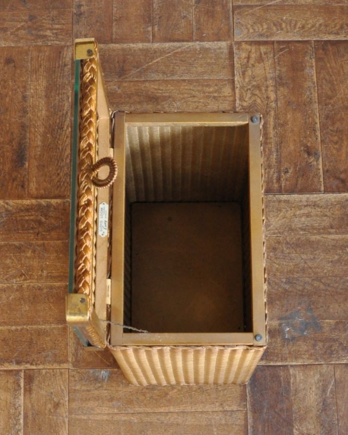 ロイドルーム アンティーク家具 サイドテーブルにもなるガラス天板付きのアンティーク ランドリー ボックス (ゴールド)。フタを開くと・・・中はとってもキレイに仕上げたので、リビングで散らかっている本やクッションブランケットはもちろん、ゴミ箱としても使えます。(k-181-f-1)