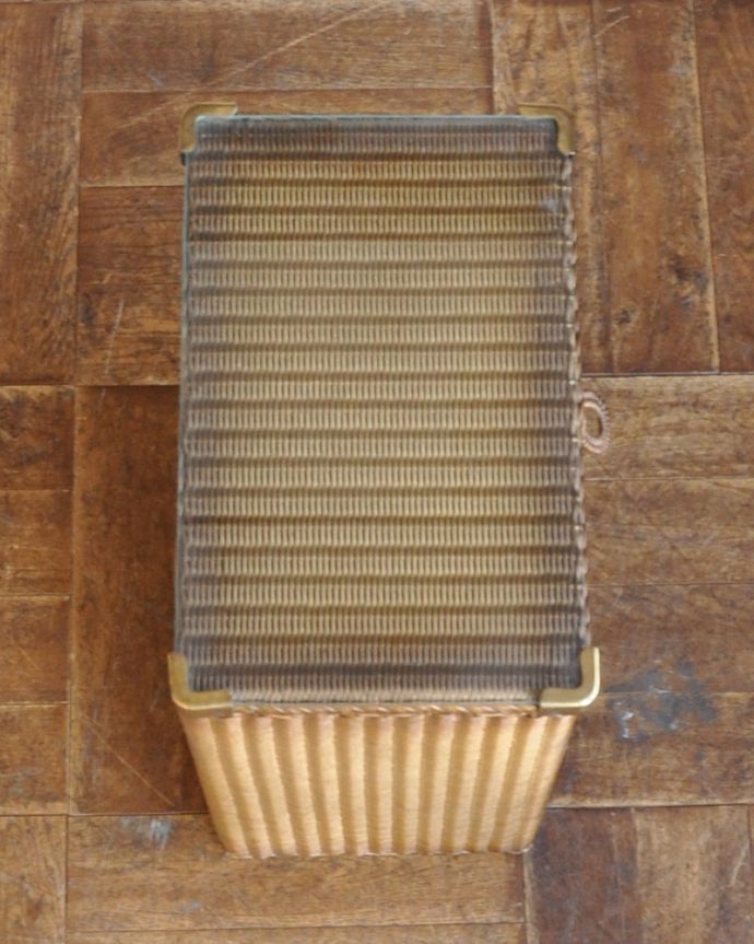 ロイドルーム アンティーク家具 サイドテーブルにもなるガラス天板付きのアンティーク ランドリー ボックス (ゴールド)。天板も使えます天板にものを乗せて使うことも出来ます。(k-181-f-1)