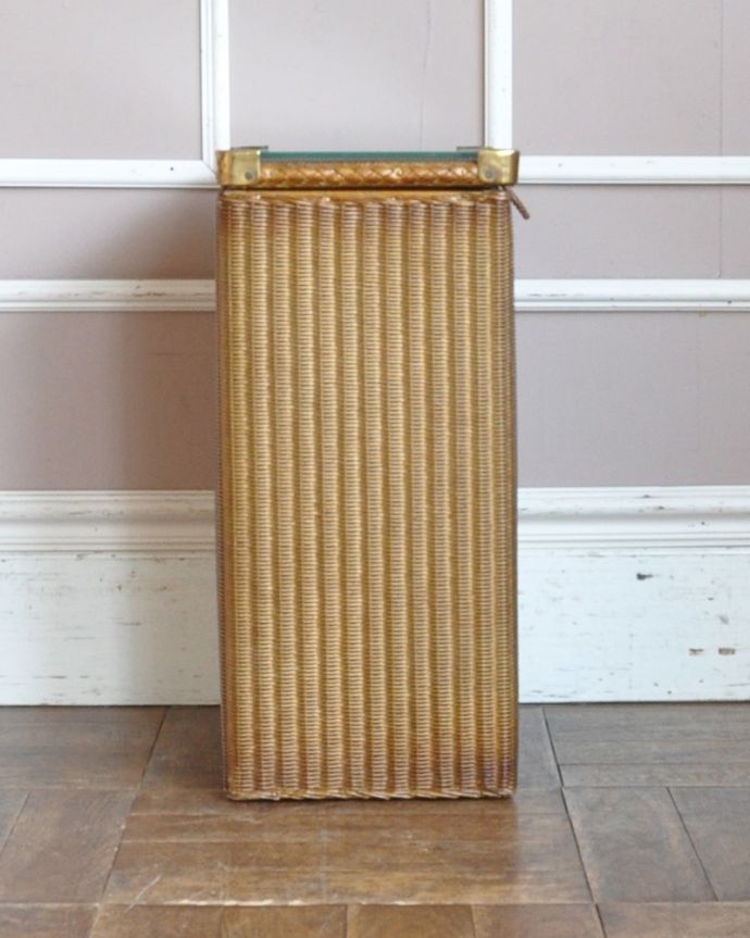 ロイドルーム アンティーク家具 サイドテーブルにもなるガラス天板付きのアンティーク ランドリー ボックス (ゴールド)。横から見てもキレイですもちろん、横顔だってキレイ!どこから見ても絵になります。(k-181-f-1)