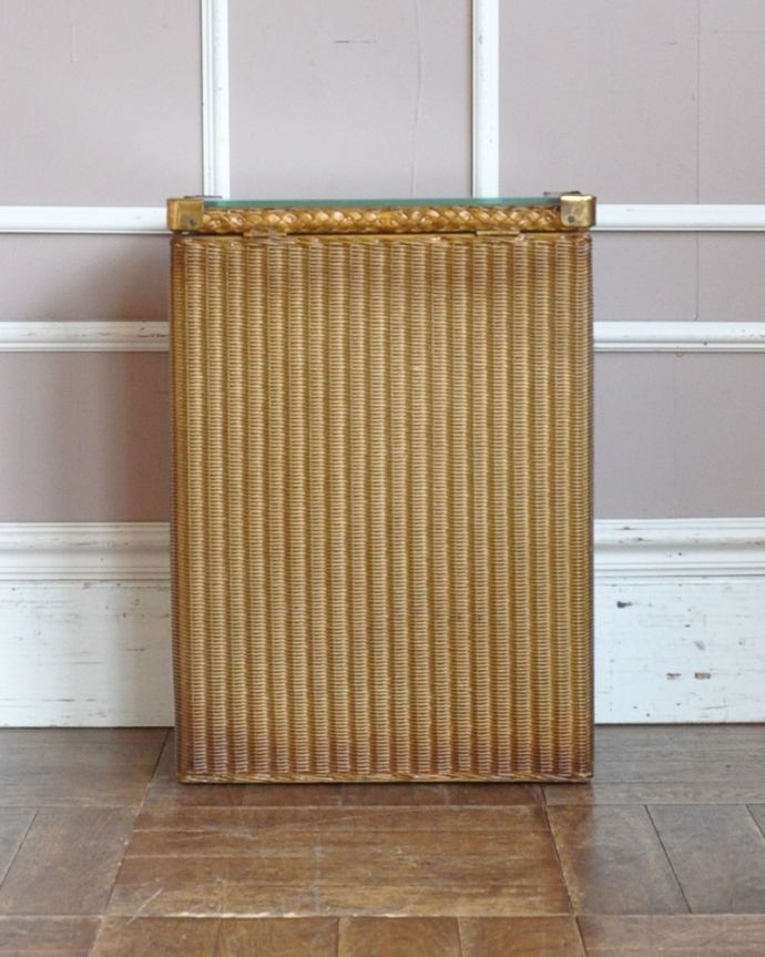 ロイドルーム アンティーク家具 サイドテーブルにもなるガラス天板付きのアンティーク ランドリー ボックス (ゴールド)。後ろ姿も見て下さい。(k-181-f-1)