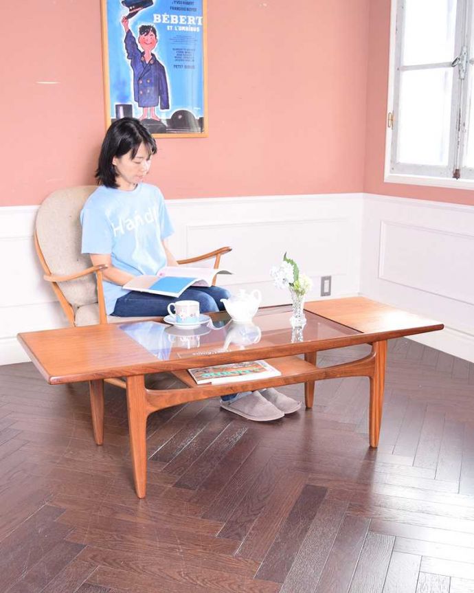 G-PLAN(Gプラン) アンティーク家具 北欧スタイルのヴィンデージ家具、G-PLANのコーヒーテーブル(棚付き)。スッキリとしたカッコいい北欧デザインシンプルでカッコいいコーヒーテーブルは、どんなお部屋のインテリアにもすんなりカッコよく似合います!(モデルの身長は159cmです)。(k-1811-f)