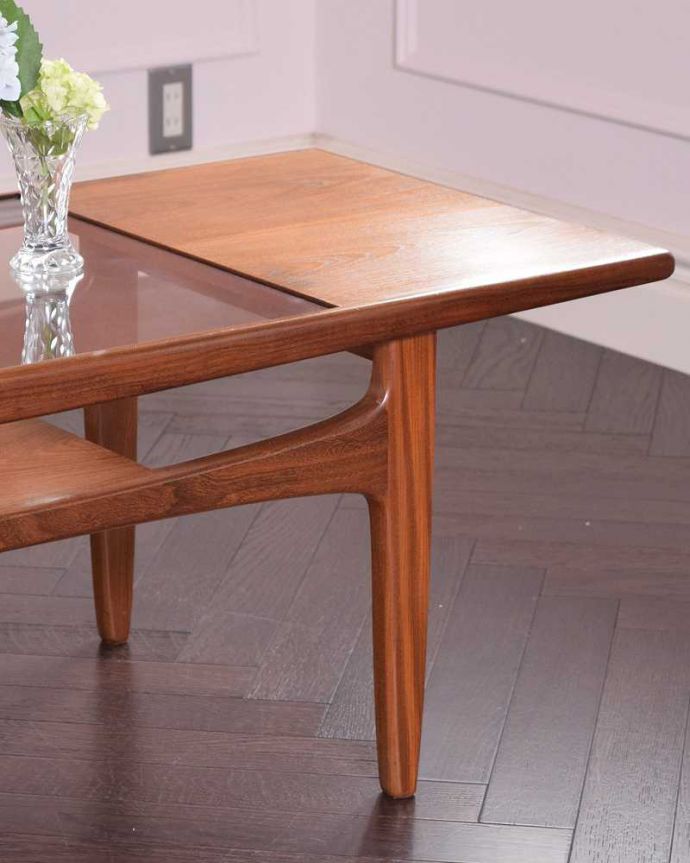 G-PLAN(Gプラン) アンティーク家具 北欧スタイルのヴィンデージ家具、G-PLANのコーヒーテーブル(棚付き)。クールな表情の中に感じるぬくもり・・・ヴィンテージの家具は、クールな表情の中に、なんだかほっこりとしたぬくもりが感じられるんです。(k-1811-f)