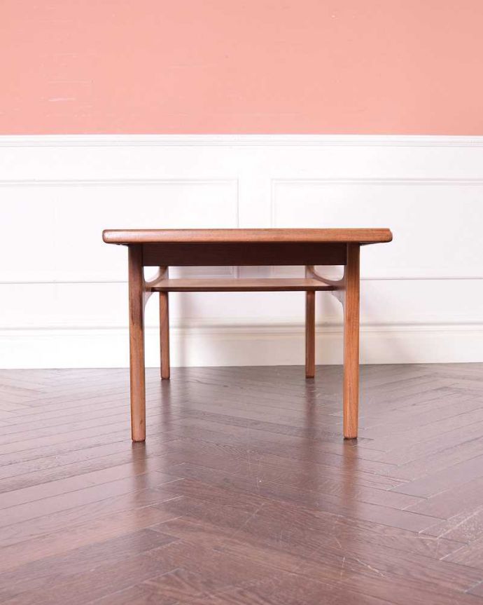 G-PLAN(Gプラン) アンティーク家具 北欧スタイルのヴィンデージ家具、G-PLANのコーヒーテーブル(棚付き)。サイドはこんなにスッキリ!横から見るとこんな感じ。(k-1811-f)