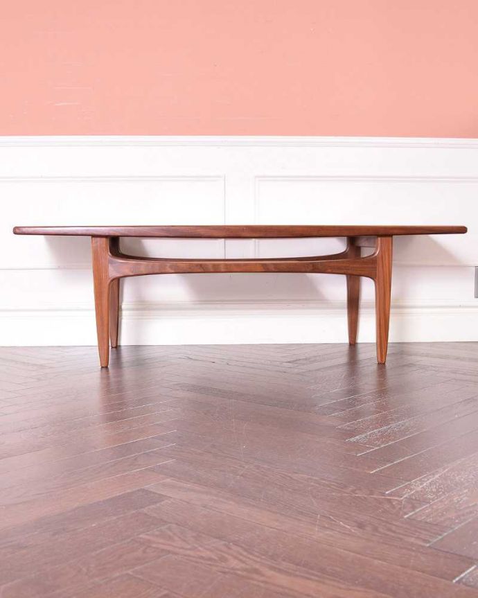 G-PLAN(Gプラン) アンティーク家具 北欧スタイルのヴィンデージ家具、G-PLANのコーヒーテーブル(棚付き)。こちら側も、もちろんキレイです!アンティークは新品ではないので、もちろん経年変化によるキズはありますが、専門の職人がきちんとお直しをしているので、180度どの角度もキレイです。(k-1811-f)