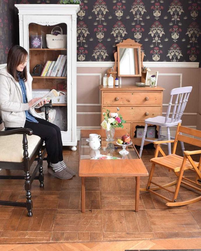 G-PLAN(Gプラン) アンティーク家具 北欧スタイルのヴィンデージ家具、G-PLANのコーヒーテーブル(棚付き)。色んな家具と合わせてスタイリングペイントの家具や、パイン材など異素材の家具たちとスタイリングしてみました。(k-1811-f)