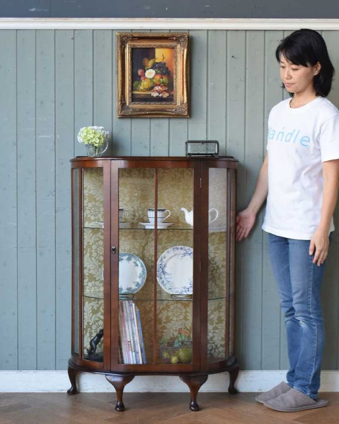 アンティークのキャビネット アンティーク家具 英国スタイルのアンティーク家具、ウォールナット材の木目が美しいガラスキャビネット。おススメNo.1のアンティーク家具もともとチャイナキャビネットとして陶器を見せながら収納するために造られたガラスの扉のキャビネット。(k-1812-f)