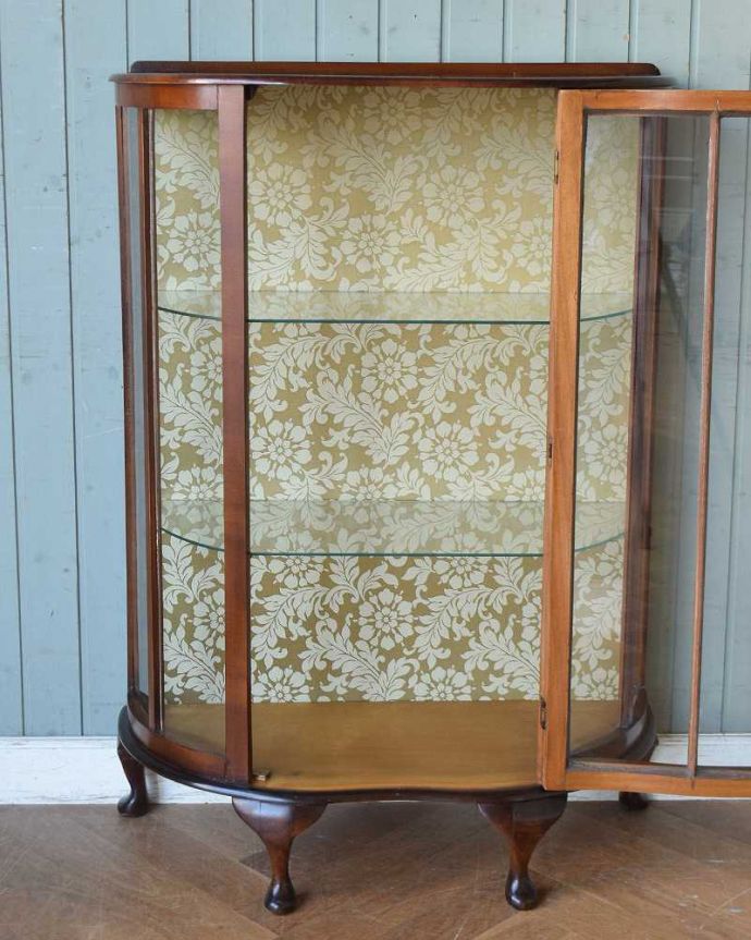 アンティークのキャビネット アンティーク家具 英国スタイルのアンティーク家具、ウォールナット材の木目が美しいガラスキャビネット。扉を開けて中を見てみましょう背板はクロス張り。(k-1812-f)