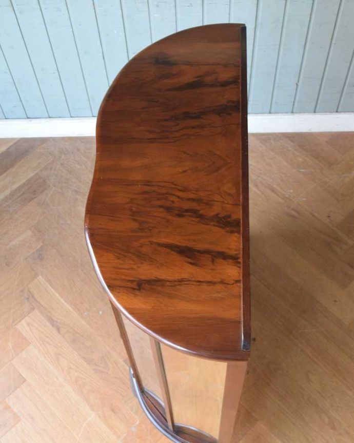 アンティークのキャビネット アンティーク家具 英国スタイルのアンティーク家具、ウォールナット材の木目が美しいガラスキャビネット。こんな形のキャビネットです。(k-1812-f)