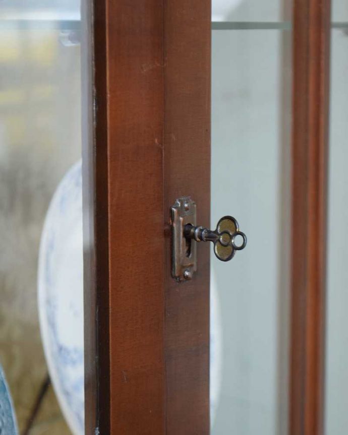 アンティークのキャビネット アンティーク家具 英国スタイルのアンティーク家具、ウォールナット材の木目が美しいガラスキャビネット。アンティークらしい取っ手取っ手にもアンティークらしさが。(k-1812-f)