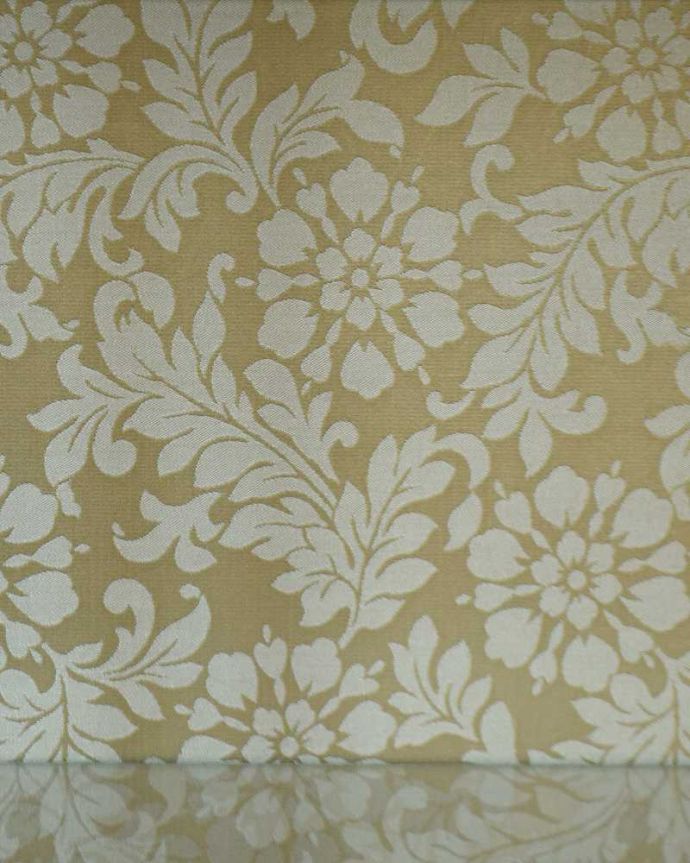 アンティークのキャビネット アンティーク家具 英国スタイルのアンティーク家具、ウォールナット材の木目が美しいガラスキャビネット。新しい生地で張り替えましたキャビネットの表情に合わせて新しい背板の生地を選びました。(k-1812-f)