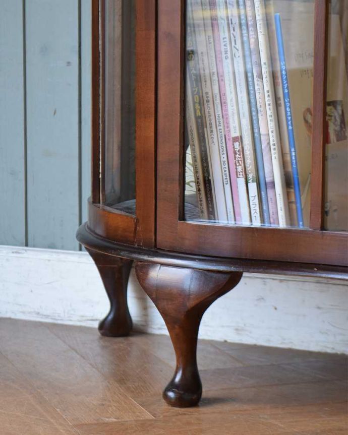 アンティークのキャビネット アンティーク家具 英国スタイルのアンティーク家具、ウォールナット材の木目が美しいガラスキャビネット。女性1人でもラクラク運べちゃうんですHandleのアンティークは脚の裏にフェルトキーパーをお付けしています。(k-1812-f)