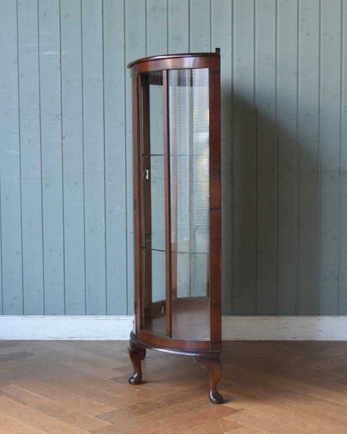 アンティークのキャビネット アンティーク家具 英国スタイルのアンティーク家具、ウォールナット材の木目が美しいガラスキャビネット。横から見てもステキ横から見るとこんな感じ。(k-1812-f)