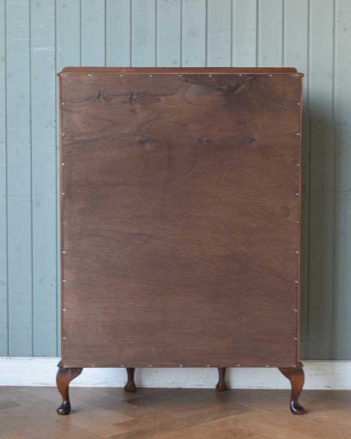 アンティークのキャビネット アンティーク家具 英国スタイルのアンティーク家具、ウォールナット材の木目が美しいガラスキャビネット。実は後ろから見てもキレイなんです。(k-1812-f)