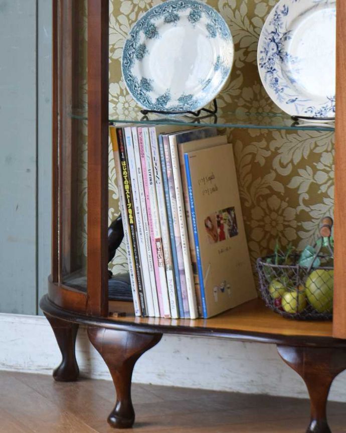 アンティークのキャビネット アンティーク家具 英国スタイルのアンティーク家具、ウォールナット材の木目が美しいガラスキャビネット。扉の中は収納たっぷりA4サイズの雑誌までしっかり収納出来ちゃう大きさ。(k-1812-f)