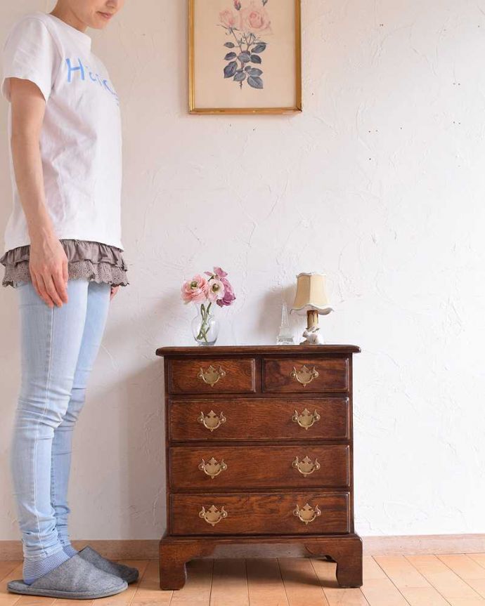 アンティークのチェスト アンティーク家具 アンティークの英国家具、引き出しが沢山付いたベッドサイドチェスト。小さくても一人前。(k-1813-f)