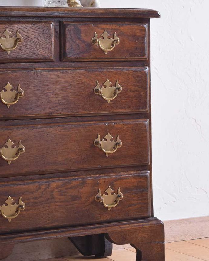 アンティークのチェスト アンティーク家具 アンティークの英国家具、引き出しが沢山付いたベッドサイドチェスト。木目で勝負!アンティークらしい素材のよさが際立ちます特別に彫がなくても惹き付けられる魅力は、やはり使われている素材感。(k-1813-f)