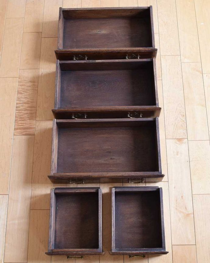 アンティークのチェスト アンティーク家具 アンティークの英国家具、引き出しが沢山付いたベッドサイドチェスト。引き出しの中も、とってもキレイチェストなのでやっぱり気になる引き出しの中。(k-1813-f)