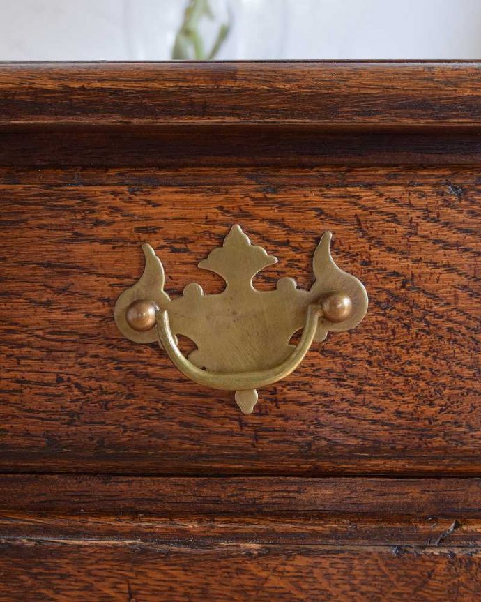 アンティークのチェスト アンティーク家具 アンティークの英国家具、引き出しが沢山付いたベッドサイドチェスト。アンティークらしい取っ手アンティーク家具は取っ手のデザインまで、なんだか高級感があるんですよね。(k-1813-f)
