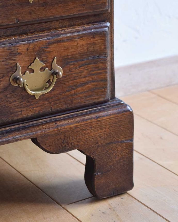 アンティークのチェスト アンティーク家具 アンティークの英国家具、引き出しが沢山付いたベッドサイドチェスト。女性1人でラクラク運べちゃう仕掛けHandleのアンティークは、脚の裏にフェルトキーパーをお付けしています。(k-1813-f)