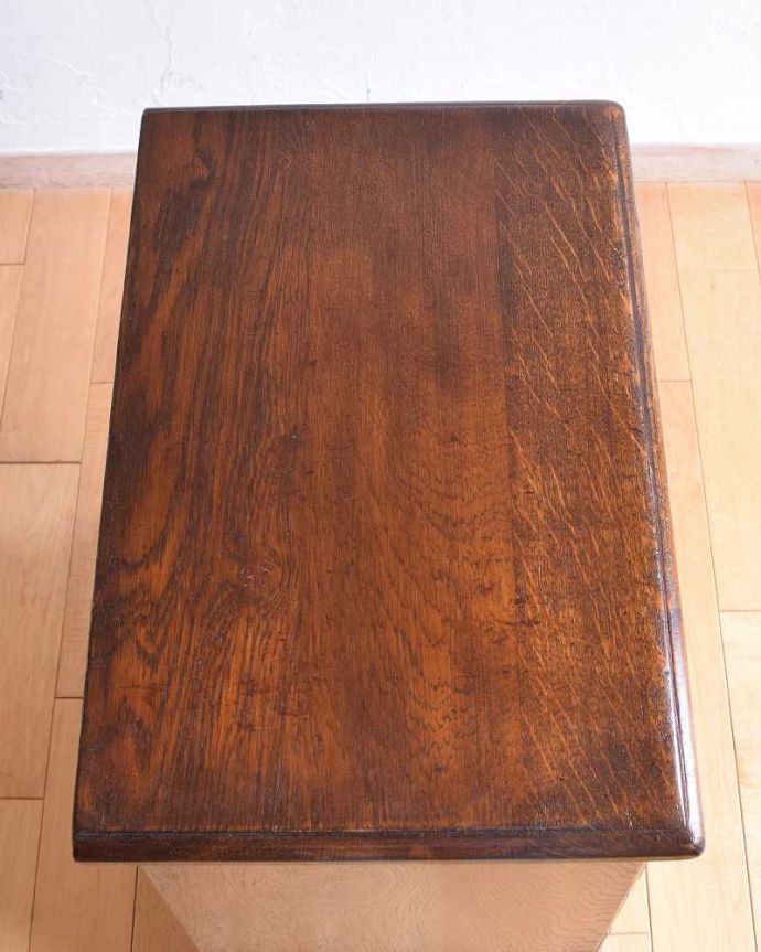 アンティークのチェスト アンティーク家具 アンティークの英国家具、引き出しが沢山付いたベッドサイドチェスト。ピカピカに仕上げましたベッドやソファの横でモノを置いて使えるように、修復する時、天板の塗装もキレイに仕上げました。(k-1813-f)