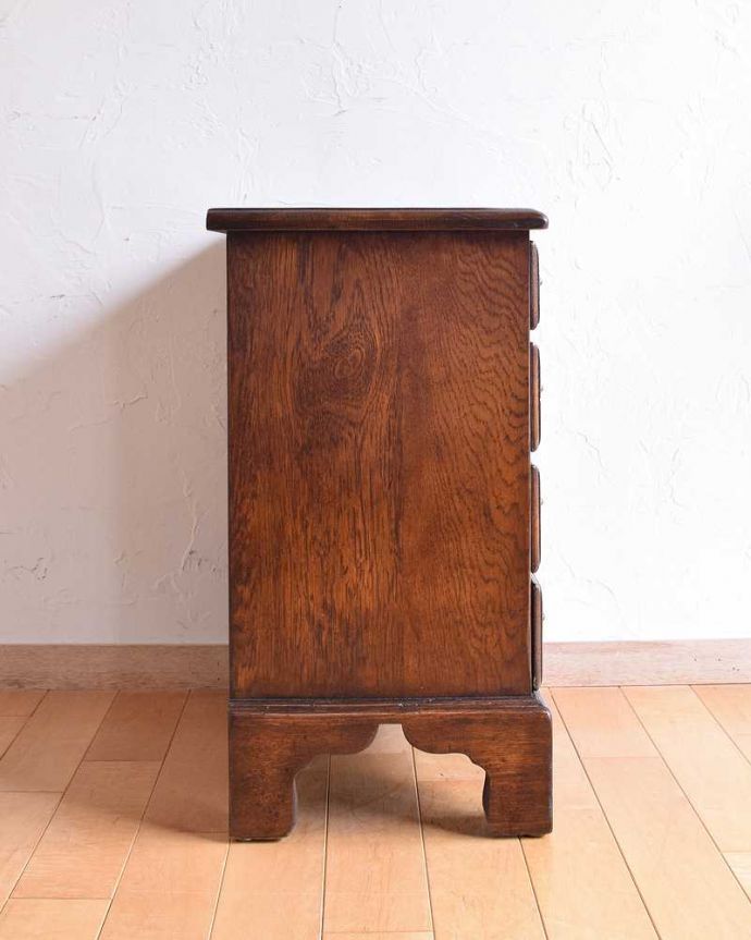 アンティークのチェスト アンティーク家具 アンティークの英国家具、引き出しが沢山付いたベッドサイドチェスト。横から見てもキレイですもちろん、横顔だってキレイ!どこから見ても絵になります。(k-1813-f)