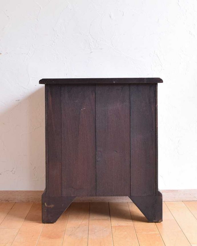 アンティークのチェスト アンティーク家具 アンティークの英国家具、引き出しが沢山付いたベッドサイドチェスト。後ろ姿も見て下さい。(k-1813-f)