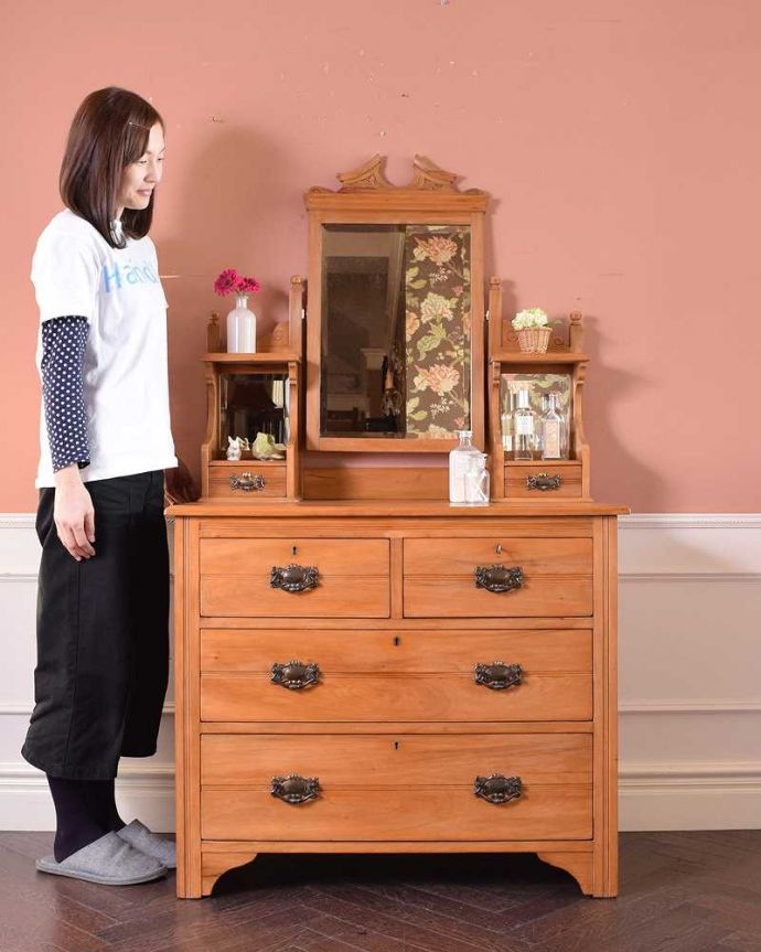 アンティークのドレッサー アンティーク家具 サテンウッド材のアンティーク家具、3つのミラーが付いた英国のドレッシングチェスト。鏡だけじゃない!収納もタップリ出来ちゃうアンティーク家具日本でドレッサーと呼ばれる家具。(k-1814-f)