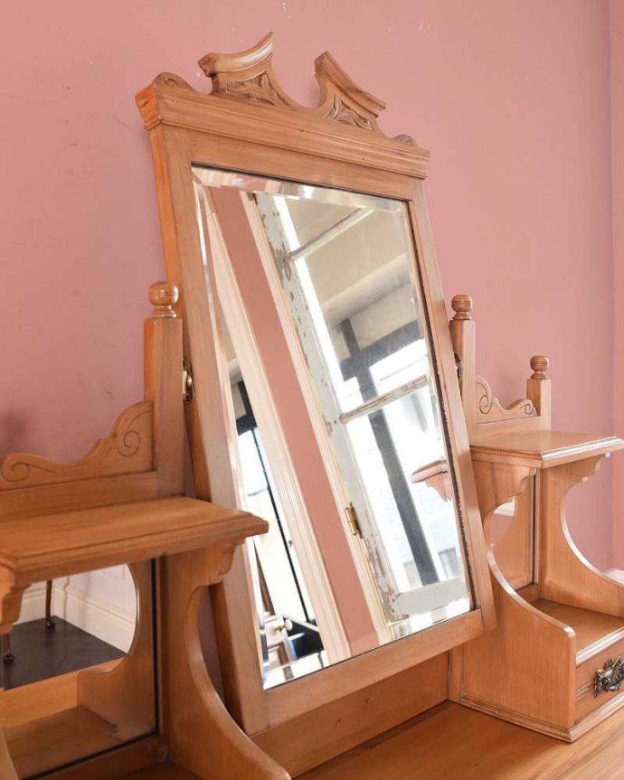 アンティークのドレッサー アンティーク家具 サテンウッド材のアンティーク家具、3つのミラーが付いた英国のドレッシングチェスト。美しいアンティークのミラーアンティークのミラーは現代のものとは違って厚みがとても分厚いんです。(k-1814-f)