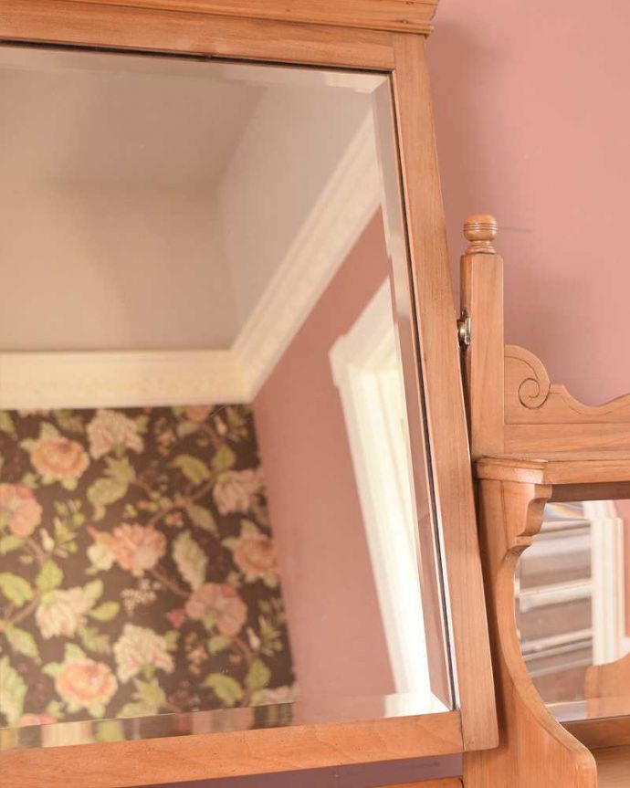 アンティークのドレッサー アンティーク家具 サテンウッド材のアンティーク家具、3つのミラーが付いた英国のドレッシングチェスト。キレイな状態のものを選んできましたが、気になる方には新しいミラーに取り替えてお届けします(別途見積もり)。(k-1814-f)