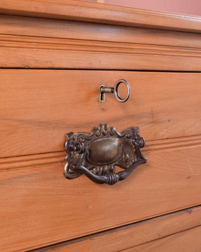 アンティークのドレッサー アンティーク家具 サテンウッド材のアンティーク家具、3つのミラーが付いた英国のドレッシングチェスト。アンティークらしい素敵な取っ手味わい深いアンティークらしい取っ手のデザインからも時間の流れが感じられます。(k-1814-f)