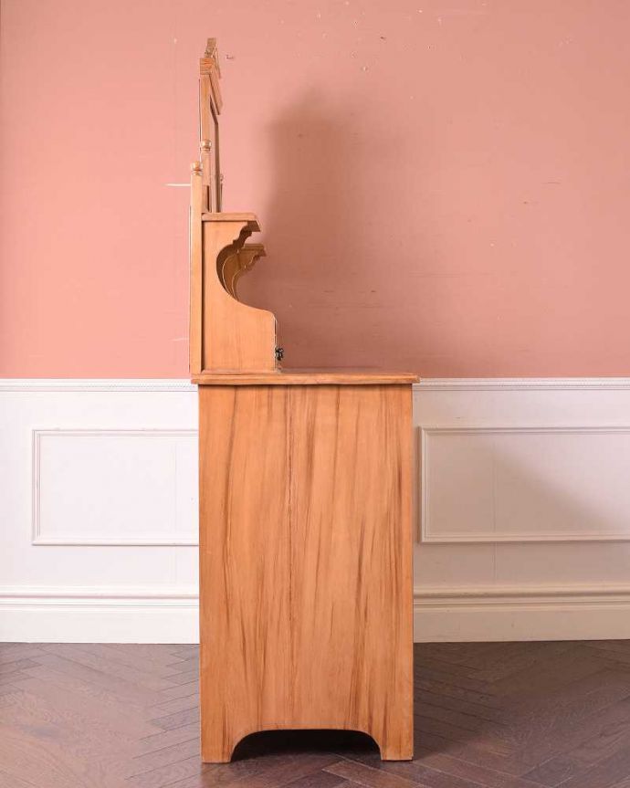 アンティークのドレッサー アンティーク家具 サテンウッド材のアンティーク家具、3つのミラーが付いた英国のドレッシングチェスト。横から見てもステキ横から見るとこんな感じ。(k-1814-f)