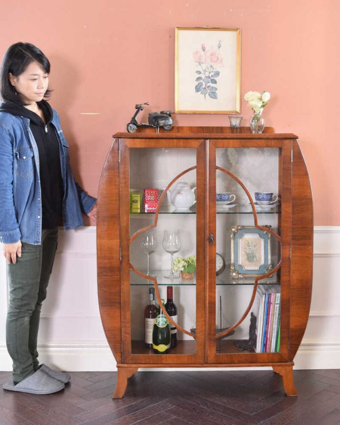 アンティークのキャビネット　アンティーク家具　優雅なシルエットのアンティーク家具、英国輸入のガラスキャビネット（飾り棚）。アンティーク家具と言えば、やっぱりガラスのキャビネットいろんな場所で使えるガラスのキャビネットはアンティーク家具の中でもイチオシの家具です。(k-1815-f)