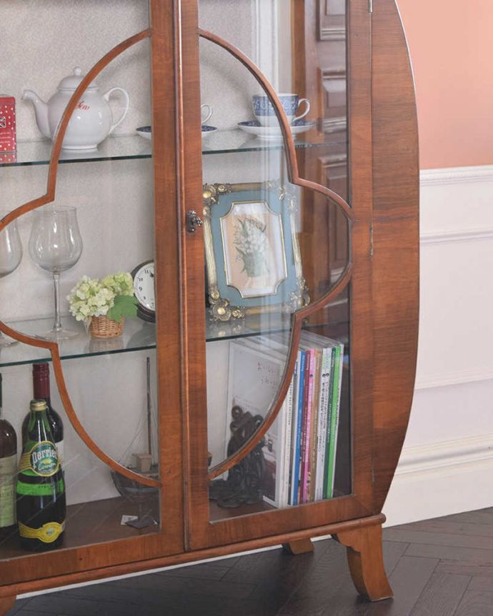 アンティークのキャビネット　アンティーク家具　優雅なシルエットのアンティーク家具、英国輸入のガラスキャビネット（飾り棚）。木で描かれたガラス扉の模様の美しさにうっとり･･･やっぱりガラス面に描かれたアンティークらしい美しい模様が特長。(k-1815-f)