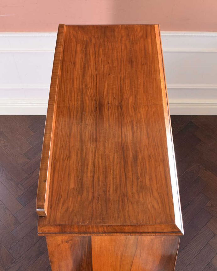 アンティークのキャビネット　アンティーク家具　優雅なシルエットのアンティーク家具、英国輸入のガラスキャビネット（飾り棚）。塗装もキレイに仕上げました上から見るとこんな感じです。(k-1815-f)