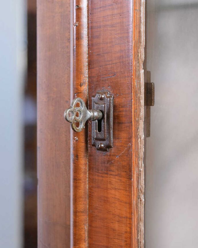 アンティークのキャビネット　アンティーク家具　優雅なシルエットのアンティーク家具、英国輸入のガラスキャビネット（飾り棚）。開ける度にワクワク取っ手もアンティークらしいデザイン。(k-1815-f)