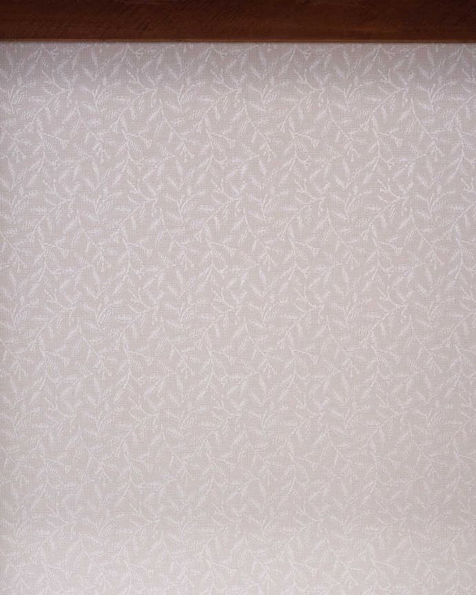 アンティークのキャビネット　アンティーク家具　優雅なシルエットのアンティーク家具、英国輸入のガラスキャビネット（飾り棚）。貼り地の模様はこんな感じです。(k-1815-f)