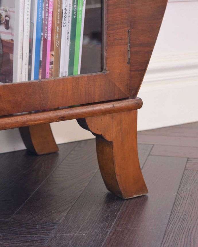 アンティークのキャビネット　アンティーク家具　優雅なシルエットのアンティーク家具、英国輸入のガラスキャビネット（飾り棚）。女性１人でラクラク運べちゃうんですHandleのアンティークは、脚の裏にフェルトキーパーをお付けしています。(k-1815-f)