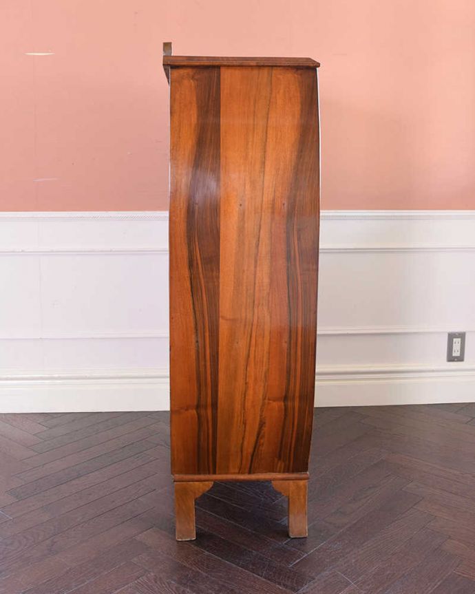 アンティークのキャビネット　アンティーク家具　優雅なシルエットのアンティーク家具、英国輸入のガラスキャビネット（飾り棚）。横から見ても素敵なんですガラスキャビネットはどこから見ても美しい！いろんな角度から中を見て楽んで下さい。(k-1815-f)