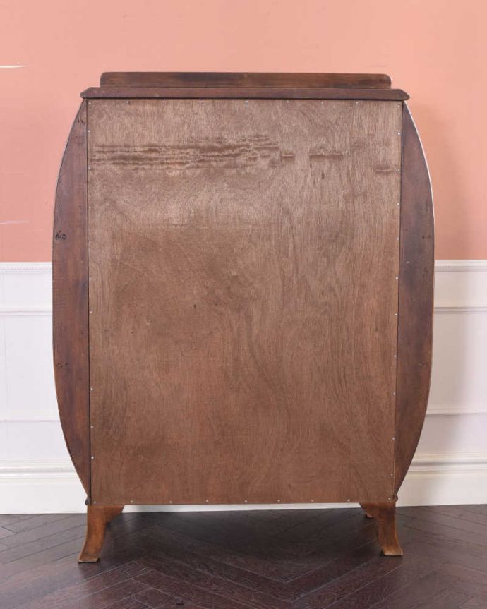 アンティークのキャビネット　アンティーク家具　優雅なシルエットのアンティーク家具、英国輸入のガラスキャビネット（飾り棚）。キレイに修復しました！アンティークは新品ではないので、経年変化によるキズはありますが、専門の職人がキレイにお直しをしているので、後姿までキレイです。(k-1815-f)