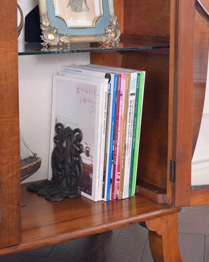 アンティークのキャビネット　アンティーク家具　優雅なシルエットのアンティーク家具、英国輸入のガラスキャビネット（飾り棚）。雑誌やA4サイズのファイルも収納できます。(k-1815-f)