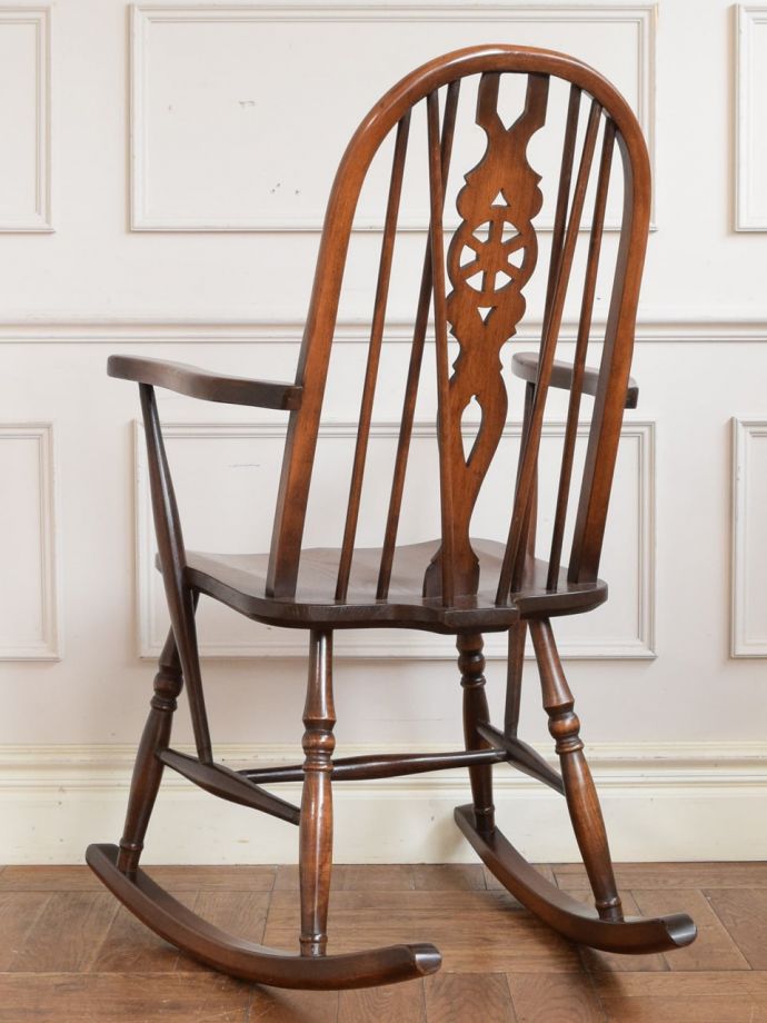 ロッキングチェアの後ろ姿