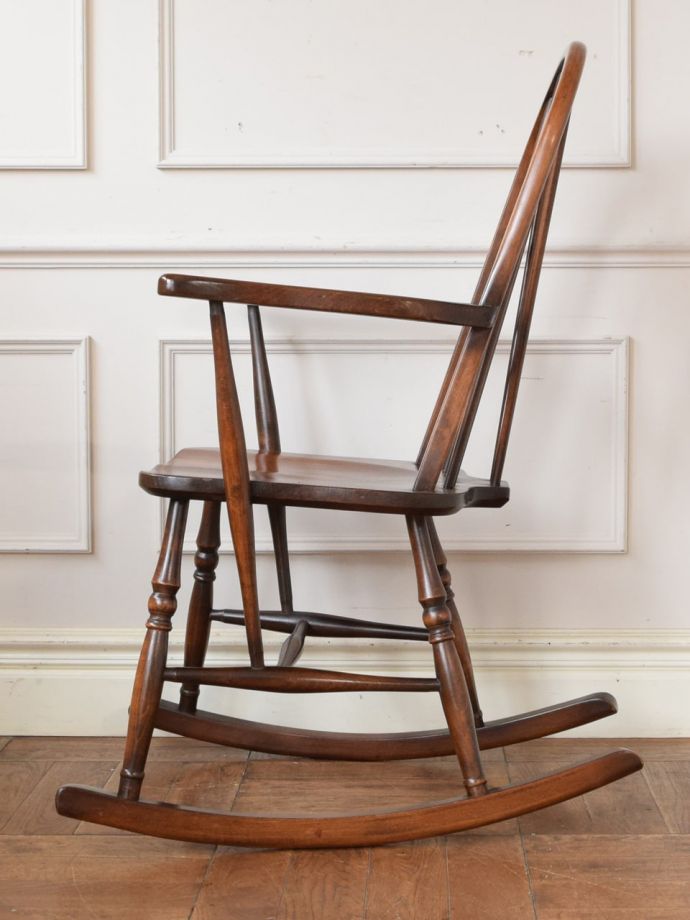 ロッキングチェアの横顔