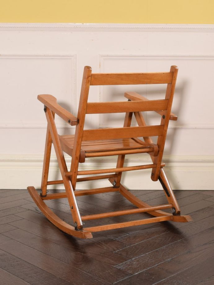 ロッキングチェアの後ろ姿