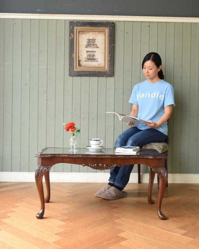 アンティークのテーブル アンティーク家具 エレガントなアンティーク家具、ガラス天板のコーヒーテーブル。どんな場所にも似合う英国らしいコーヒーテーブル実用的に使える英国らしいアンティークのコーヒーテーブル。(k-1819-f)