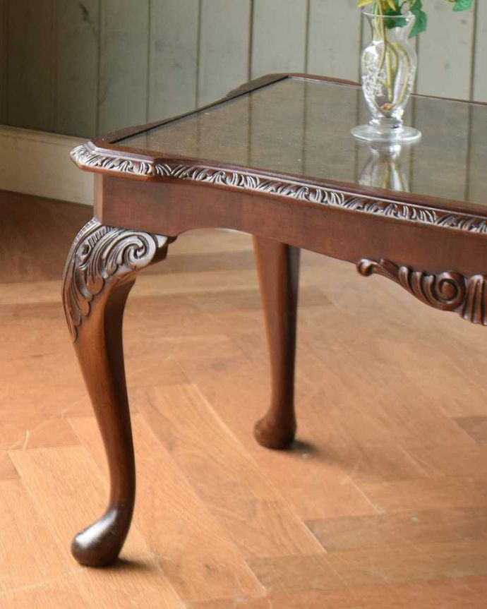 アンティークのテーブル アンティーク家具 エレガントなアンティーク家具、ガラス天板のコーヒーテーブル。英国らしく凝った彫りの入った脚脚だけを見ても、アンティークらしさが感じられる凝った彫。(k-1819-f)